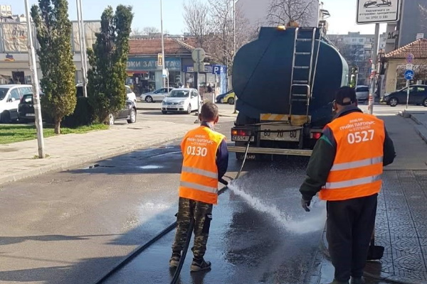 Продължава миенето на столичните улици и булеварди