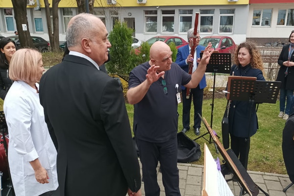 Софийският духов оркестър поднесе музикална изненада на екипа на болница „Пирогов“