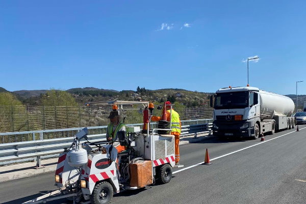 Поставят маркировка на ремонтирания мост в кв. 