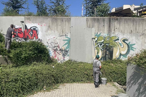 Започна почистване на надраскани фасади и обществени обекти