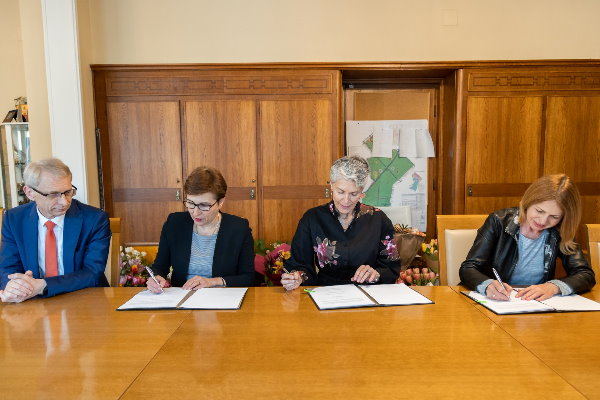 Споразумение за създаване на първото в България иновативно начално училище в сградата на Детски център „Музейко“ подписаха Столична община, Фондация „Америка за България“ и ХТМУ