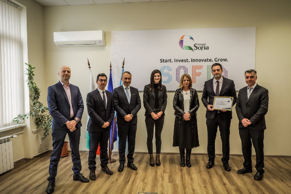 Кметът Фандъкова връчи „Зелена карта“ на гръцко-испанската компания 