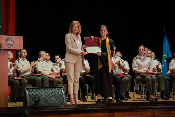 Кметът Фандъкова връчи дипломите на докторанти на Военната академия „Г. С. Раковски“