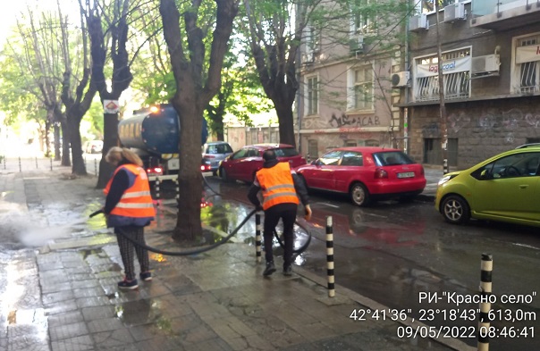 Извършва се миене с автоцистерна на улици и булеварди