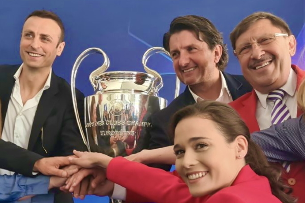 Заместник-кметът на София Мирослав Боршош и Димитър Бербатов посрещнаха Купата на УЕФА в София