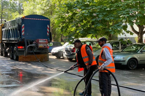 През деня мият вътрешноквартални улици в различни райони на града
