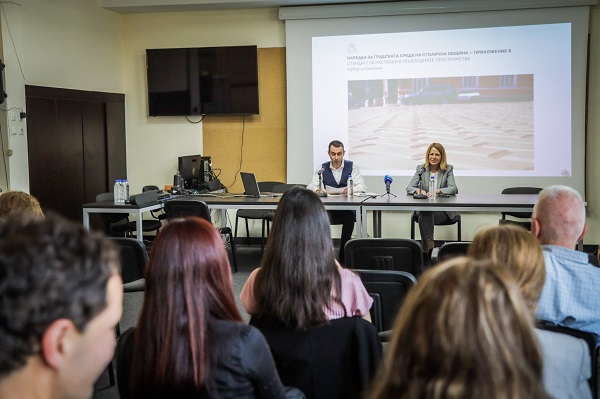 Кметът Фандъкова и арх. Здравков представиха проекта за Стандарт за настилки в пешеходните пространства към Наредбата за градската среда на София