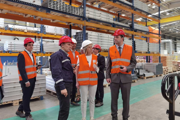 Кметът на София Йорданка Фандъкова посети базата на 