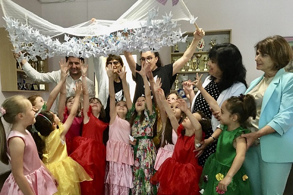 Жерав с кауза „кацна“ на 1 юни в Детска градина № 196 „Шарл Перо“