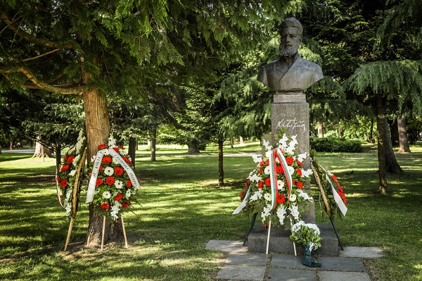 Кметът Фандъкова поднесе цветя на паметника на Христо Ботев в 