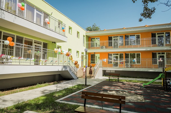 Кметът Фандъкова посети обновената и разширена детска градина „Приказен свят“ в район „Студентски“