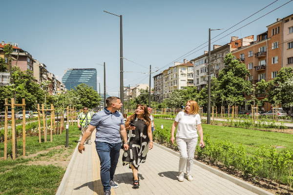 Столичният кмет Йорданка Фандъкова и генералният директор Борина Андрю на световноизвестното архитектурно бюро „Вилмот“ посетиха изграждащия се в момента линеен парк по продължение на бул. „Македония“