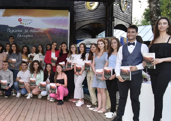 Мирослав Боршош отличи две от победителките в конкурса „Работилница за репортери“ на премиерата на сборника „Разкажи за твоята България“