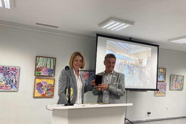 Кметът Фандъкова получи награда от Сдружението на директорите в средното образование