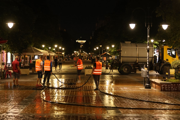 Миене на пешеходната част на бул. “Витоша“ е извършено тази нощ