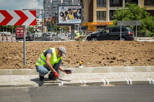 Предстои полагането на износващия пласт асфалт на кръговото кръстовище на бул. “Кл. Охридски“ и бул. “Андрей Люпчев
