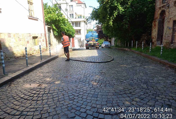Столична община продължава миенето на булеварди и улици в града