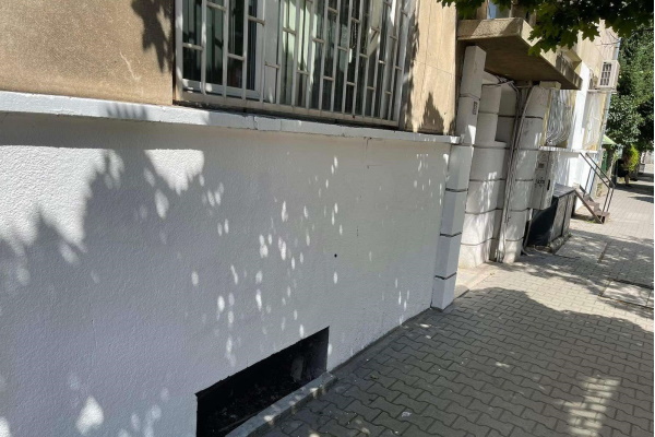 Столичен инспекторат и граждани от ул. „Иван Асен Втори“ в съвместна акция по премахването на грозни графити