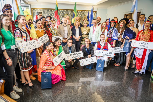 Кметът на София Йорданка Фандъкова се срещна с участниците в 26-я Международен фолклорен фестивал „ВИТОША 2022”
