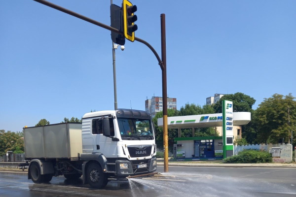 Във връзка с високите температури кметът Фандъкова разпореди извършване на миене на дюзи на основни улици и булеварди