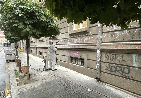 Екип на Столичния инспекторат почисти фасадата на Столична библиотека от нерегламентирани надписи