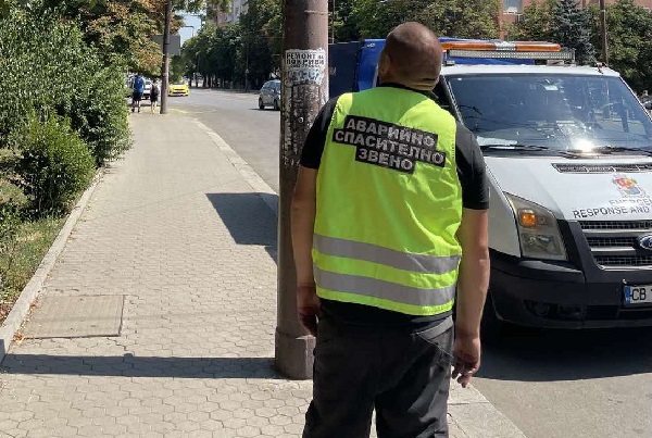 Столичен инспекторат и дирекция „Аварийна помощ и превенция“ премахват стари и опасни табели от уличните стълбове