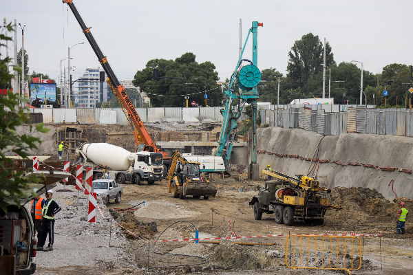 Изпълняват се същинските строителни дейности по трите метростанции от разширението на Линия 3 на метрото
