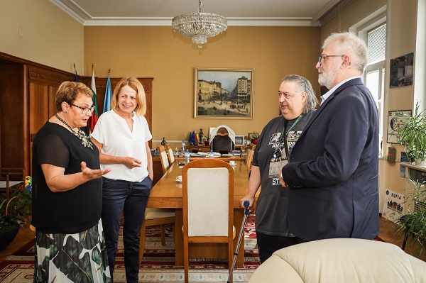 Кметът Фандъкова се срещна със сина на бележития скулптор Любомир Далчев