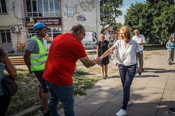 Кметът на София Йорданка Фандъкова провери  строителните дейности по санирането на НЧ „Васил Левски 1928“ в кв. „Сухата река“