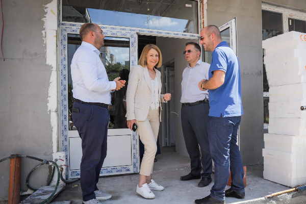 Кметът Фандъкова провери изграждането на нови сгради към две детски ясли