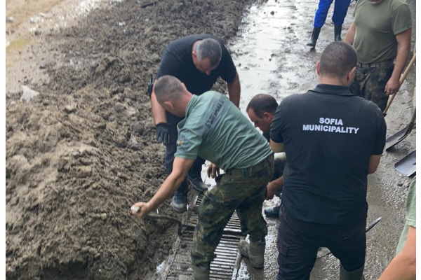 Аварийни екипи на Столична община  оказват помощ на пострадалите от наводнението в Карлово