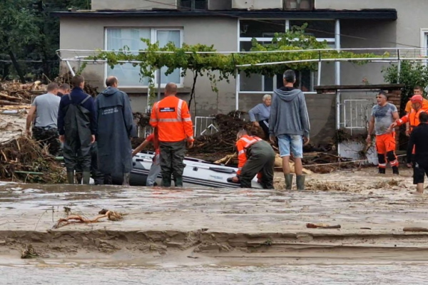 Аварийните екипи на Столична община евакуираха 12 човека от наводнено карловско село
