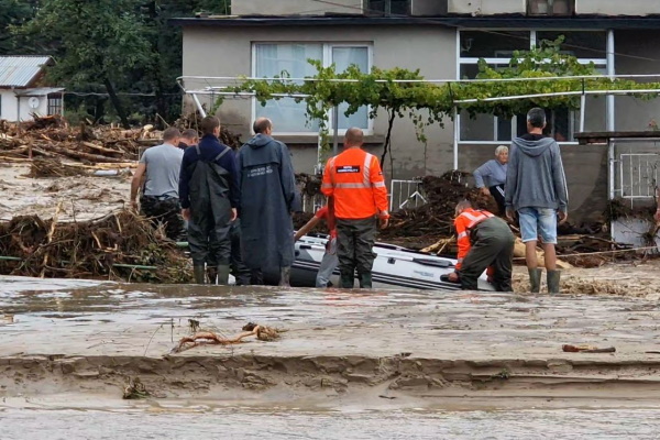 Аварийните екипи, изпратени от кмета Фандъкова, продължават евакуация на хора в с. Каравелово