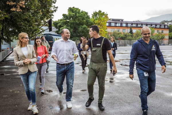 Столичната община изпълнява миене на училищни дворове и обновяване на пешеходни пътеки