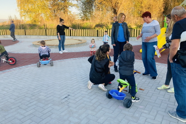 Детска площадка е изградена в парка на с. Кривина