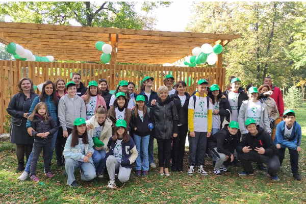 114 деца осиновиха новозасадени дървета в проект „Зеленото сърце на Надежда“