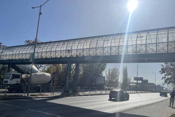 Почистват пасарелката над бул. „Александър Малинов“ от грозни надписи и графити