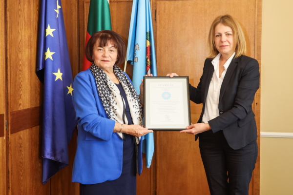 Кметът Йорданка Фандъкова удостои Янка Такева с отличие за принос в столичното образование