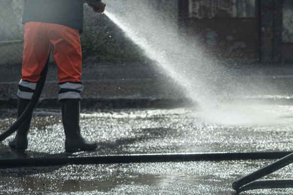 Започва миене на улици, обособени в карета, в район „Триадица“