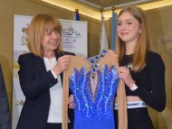 Кметът на София Йорданка Фандъкова подарява състезателен екип на  Александра Фейгин -  млада звезда на световното фигурно пързаляне
