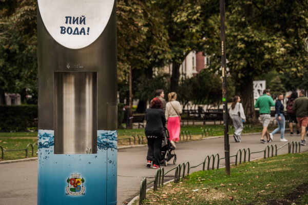 Поредна иновативна чешма беше монтирана до фонтаните пред Народния театър „Иван Вазов“ в София