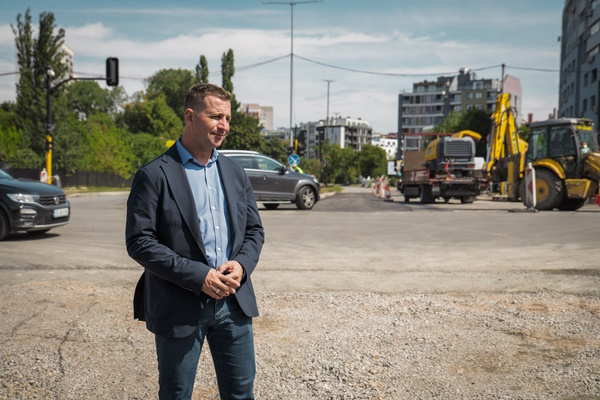 До 15 септември ще приключат строителните работи на кръстовището на бул. “Симеоновско шосе“ и бул. „Филип Кутев“, съобщи инж. Джоргов