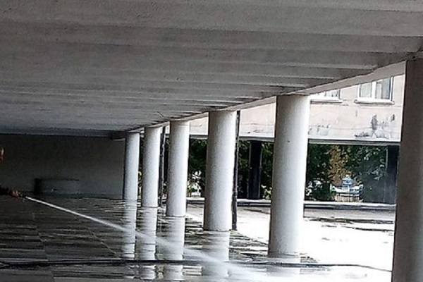 Започна миене на дворовете на училищата преди новата учебна година