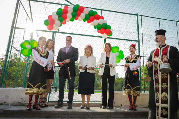 281 общински, държавни и частни училища в София отвориха врати за Новата учебна година