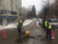 Извършват се аварийни ремонти на участъци от улични платна със студен асфалт