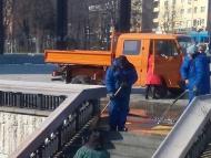 Мият площада на НДК