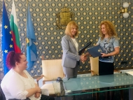 Mayor Yordanka Fandakova and Deputy Minister Denitsa Nikolova signed a contract for the reconstruction of a building for a crisis center in Sofia