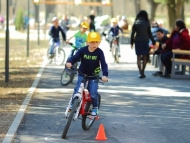 Детска площадка, зелени площи, сцена за културни събития на открито, маси за шах са разположени в новия парк в Бухово
