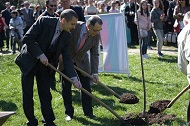 Зам.-кметът на София д-р Тодор Чобанов участва в засаждането на японски вишни в Южния парк