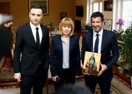 Кметът на София Йорданка Фандъкова подари икона на света София на световноизвестния футболист Луиш Фиго